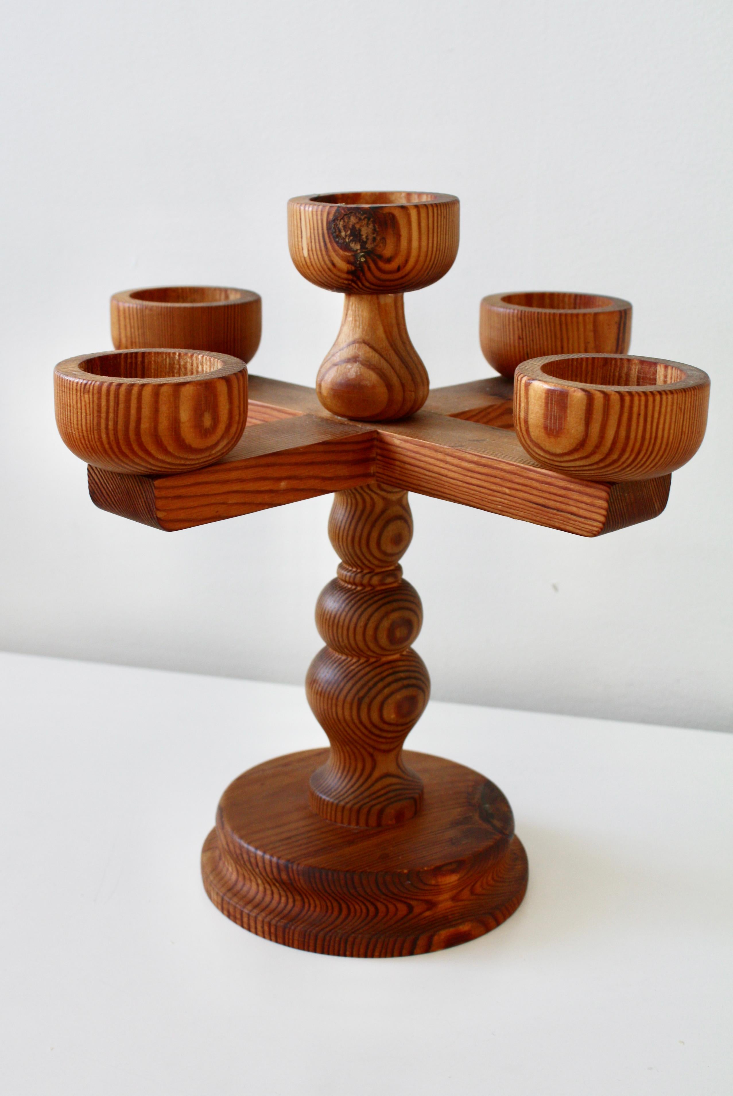 Grande candelabro svedese di metà secolo in legno di pino massiccio. Disegnato da Stig Johnsson e prodotto da Smålandsslöjd, nella piccola città svedese di Värnamo, negli anni 1960/70.  
Realizzato a mano  con forme arrotondate e cinque bracci