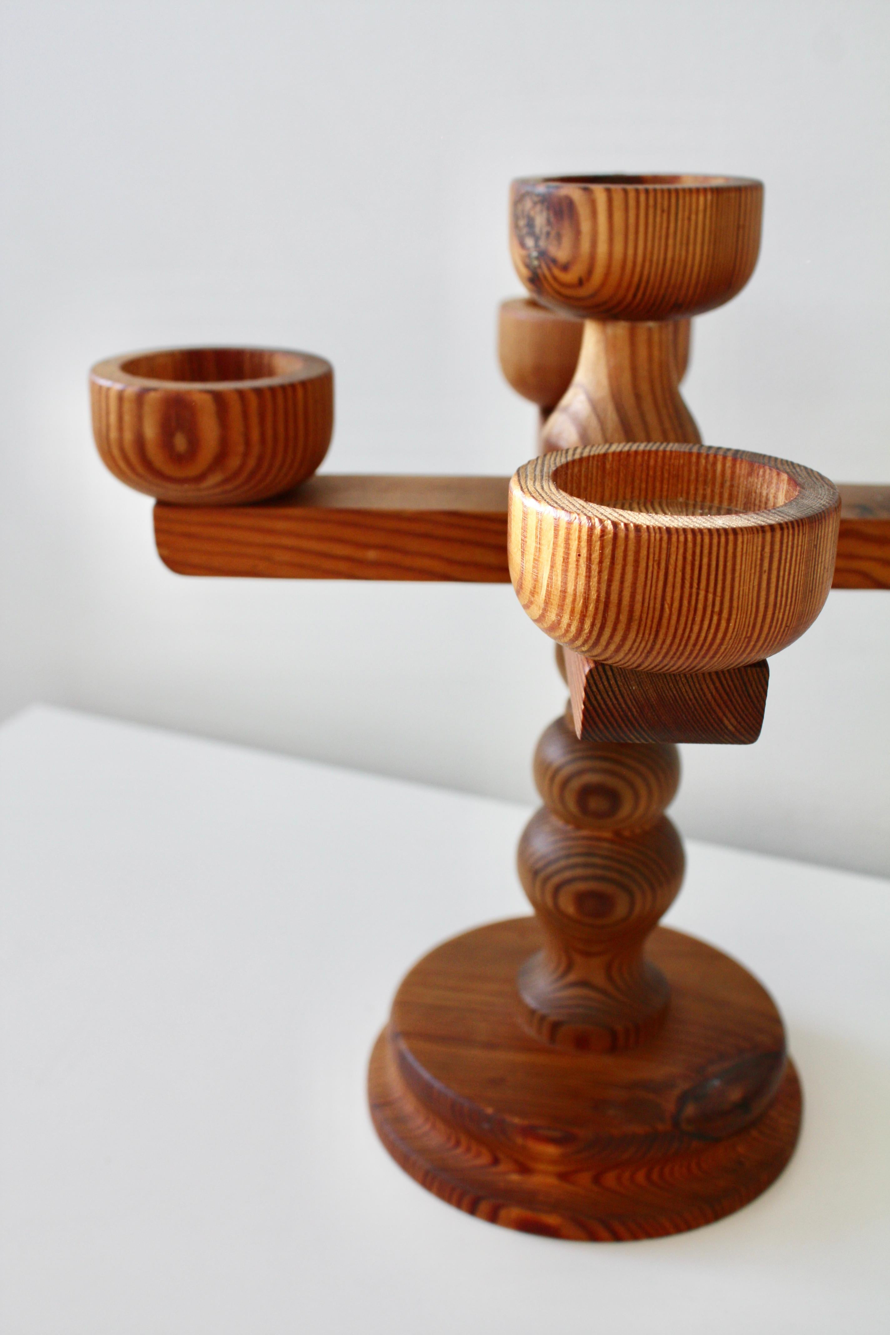 Intagliato a mano Stig Johnsson, Smålandsslöjd, 1960 Candelabro a cinque bracci in Wood svedese in vendita
