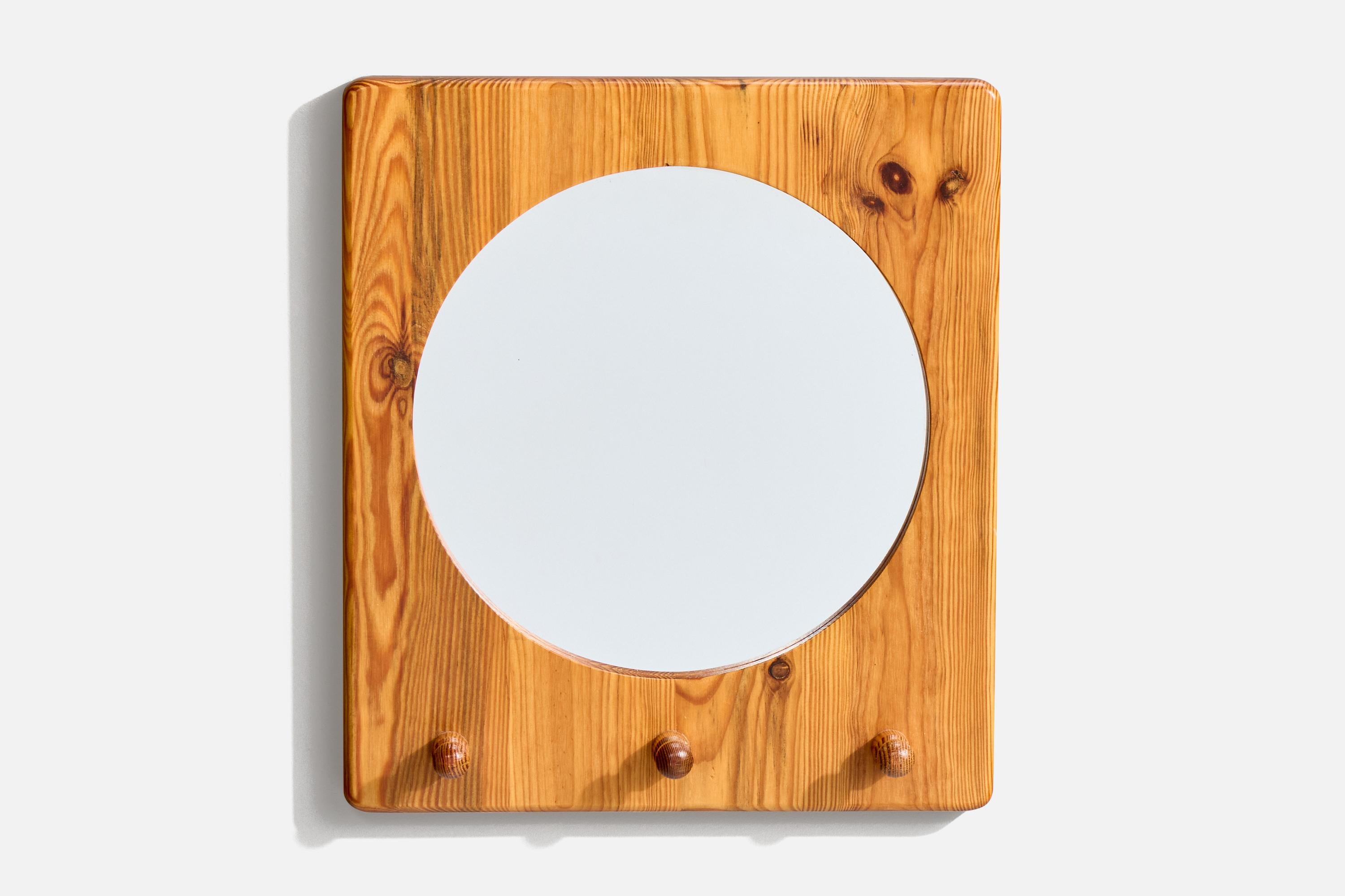 Miroir mural en pin avec patères, conçu par Stig Johnsson et produit par Värmlandsslöjd.