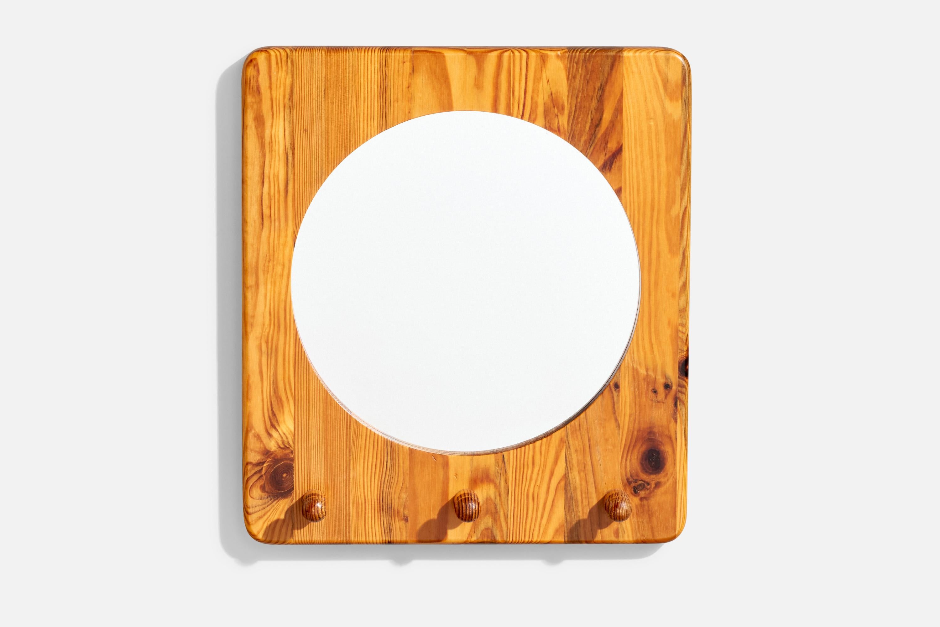 Miroir mural en pin avec porte-manteau intégré, conçu par Sting Johnsson et produit par Smålandsslöjd, Suède, c. années 1970.

