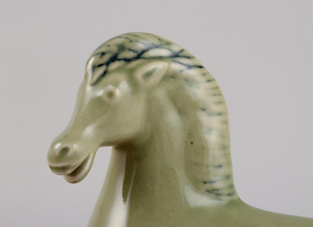 Suédois Stig Lindberg (1916-1982) pour Gustavsberg. Figurine de cheval en grès émaillé. en vente
