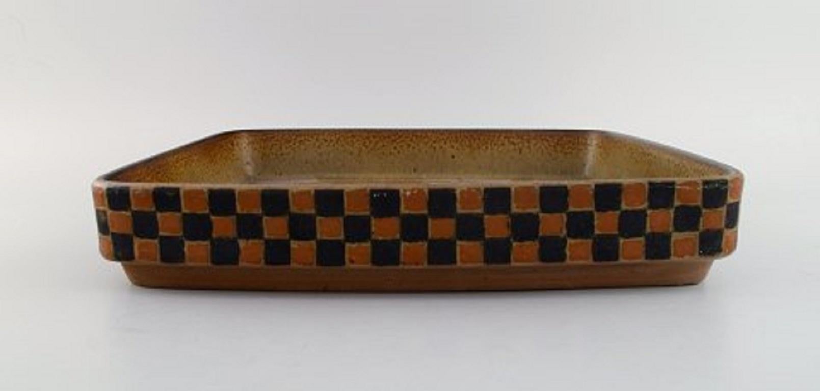Stig Lindberg (1916-1982) for Gustavsberg. Large square Silur dish in glazed stoneware. Swedish design, 1960s.
Measures: 32 x 32 x 5.2 cm.
In excellent condition.
Stamped.