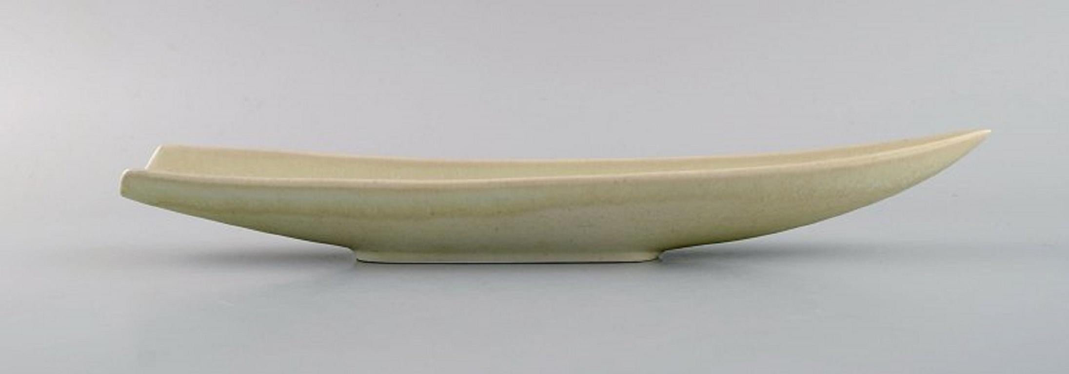 Stig Lindberg (1916-1982) für Gustavsberg. Seltene Endivienschale aus glasierter Keramik. 
Schöne Eierschalenglasur. 1960s.
Maße: 32.5 x 5 cm.
In ausgezeichnetem Zustand.
Gestempelt.