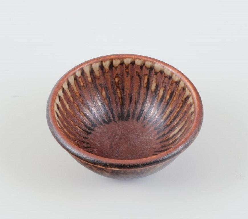 Stig Lindberg (1916-1982) for Gustavsberg Studio,
miniature ceramic bowl.
Glaze in shades of brown.
Measure: D 7,0 cm. x H 3,5 cm.
In perfect condition.