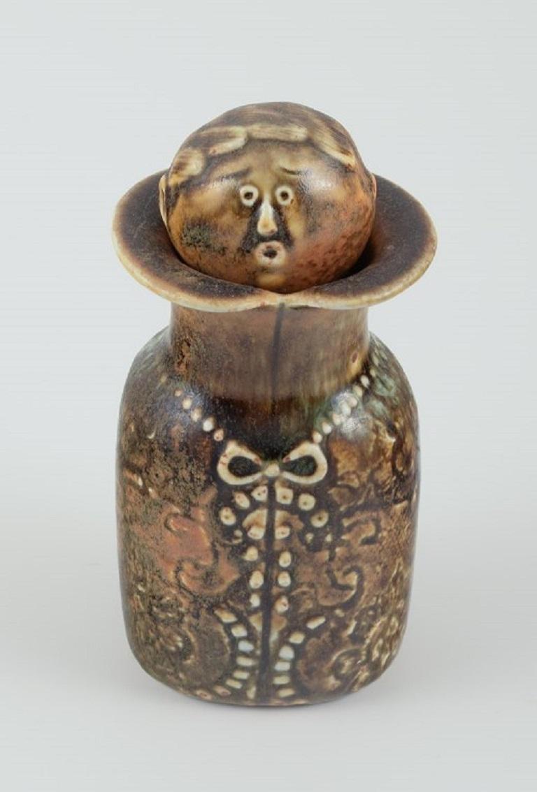 Stig Lindberg (1916-1982) for Gustavsberg Studio.
Rare bottle vase in form of a man.
Plug in the shape of a head.
Glaze in shades of brown, approx. 1960.
Measures H 14.5 W x 7.0
Marked.
In perfect condition.