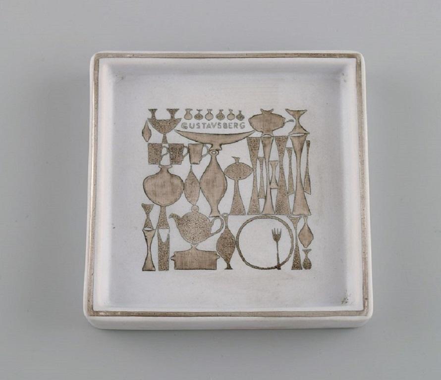 Stig Lindberg (1916-1982) for Gustavsberg. 
Two small Grazia dishes in glazed stoneware with silver inlay. Mid-20th century.
Measures: 9 x 9 x 1.7 cm.
In excellent condition.
Stamped.