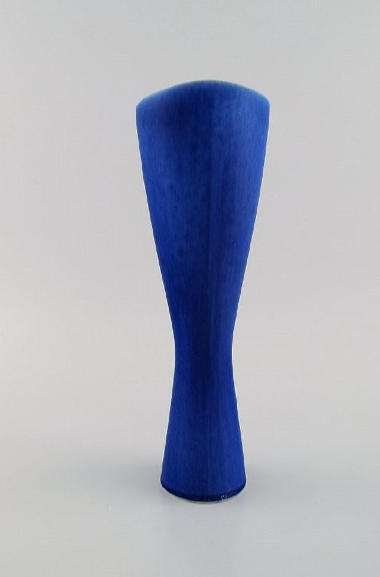 Stig Lindberg (1916-1982) for Gustavsberg. Vase in glazed ceramics. 
Beautiful glaze in shades of blue. 
Swedish design, mid 20th century.
Measures: 29 x 10 cm.
In excellent condition.
Stamped.