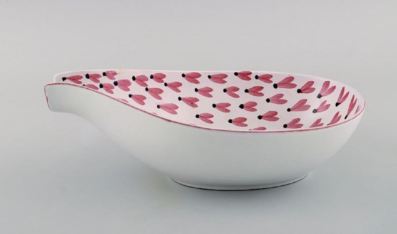 Stig Lindberg (1916-1982) per lo Studio A di Gustavsberg. Ciotola in gres smaltato dipinto a mano. 
Metà del XX secolo.
Misure: 23,5 x 14,5 x 8,5 cm.
In ottime condizioni.
Firmato.