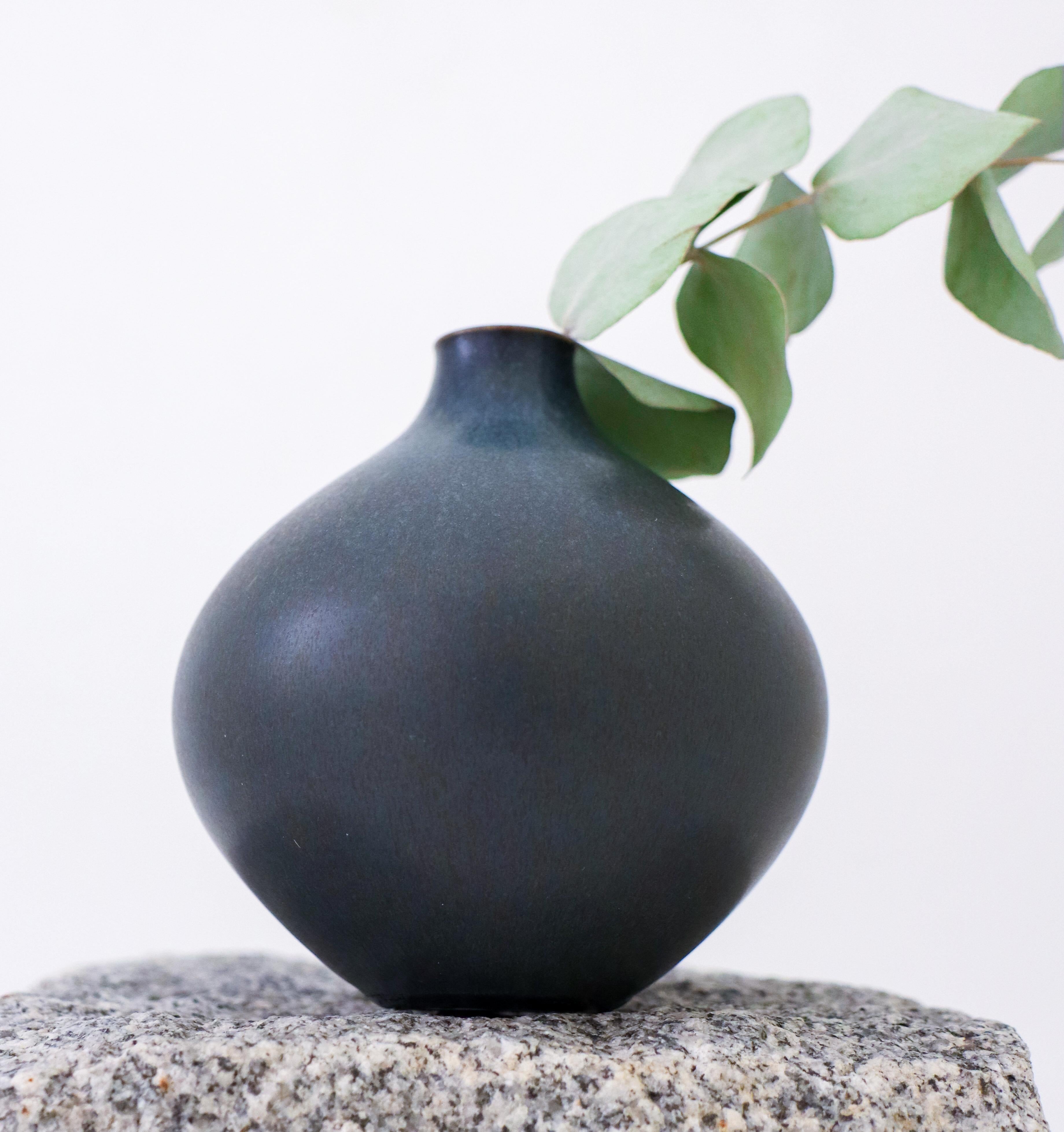 Eine blaue Vase aus Steinzeug mit einer schönen HAR-Fellglasur, entworfen von Stig Lindberg bei Gustavsberg. Die Vase ist 11 cm hoch und hat einen Durchmesser von 11 cm. Es ist in ausgezeichnetem Zustand und wie auf den Fotos markiert. Dies ist eine