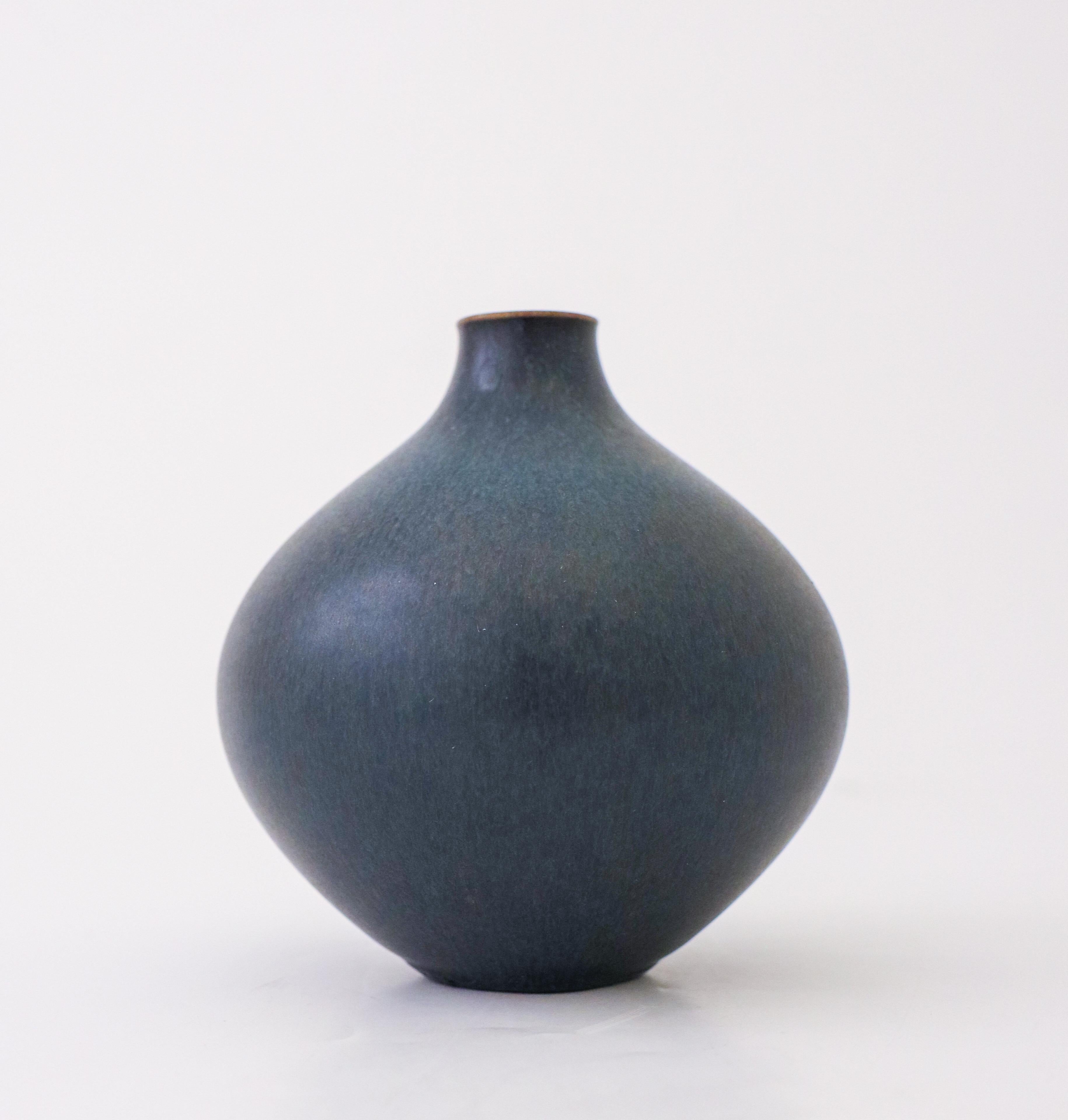 Stig Lindberg Blue Ceramic Vase - Gustavsberg Studio - Mid 20th Century In Excellent Condition For Sale In Stockholm, SE