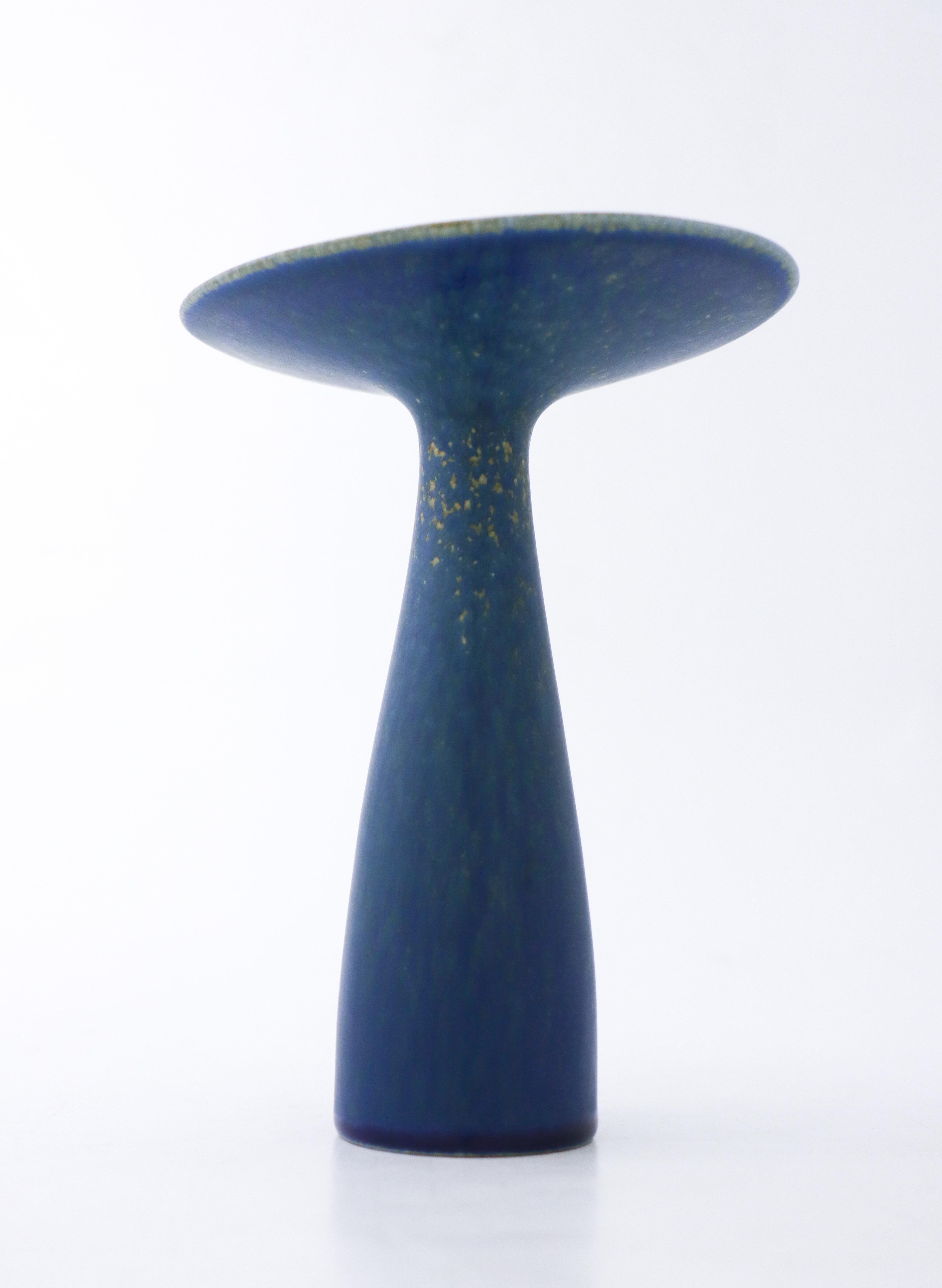 A blue vase with a lovely glaze and shape, probably of model Vitrin designed by Stig Lindberg at Gustavsberg. It is 17,5 cm high and 13.5 x 10.5 cm (5.4