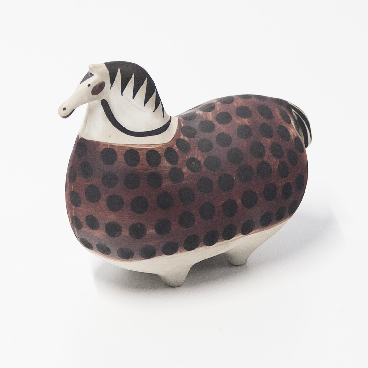 Caballo escultura de gres de Stig Lindberg con decoración pintada a mano para Gustavsberg, Suecia, años 1950-1960. Marcado en la parte inferior con el signo de Artista.

Excelente estado vintage.