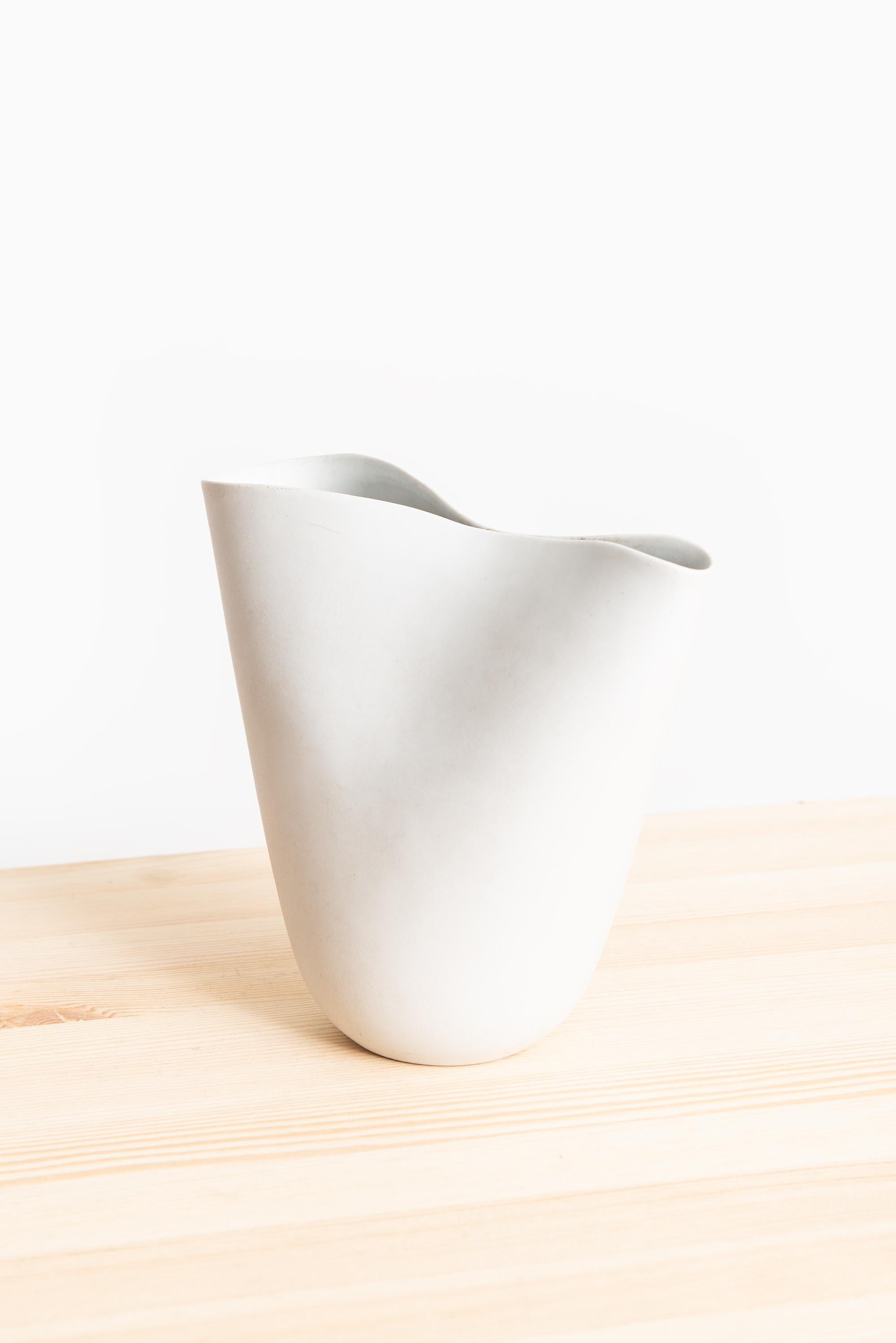 Grand vase en céramique modèle Veckla conçu par Stig Lindberg. Produit par Gustavsberg en Suède.