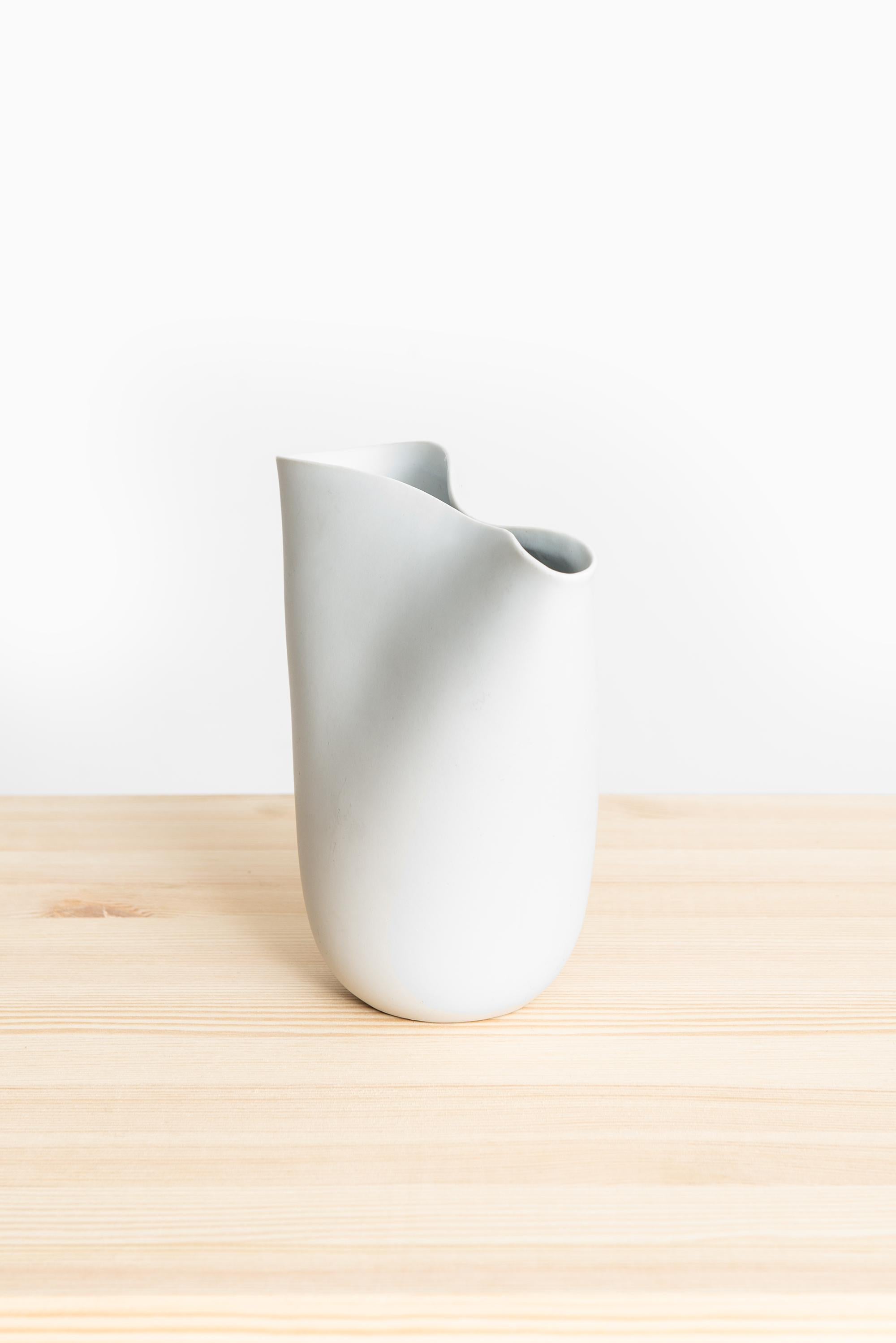 Grand vase en céramique modèle Veckla conçu par Stig Lindberg. Produit par Gustavsberg en Suède.