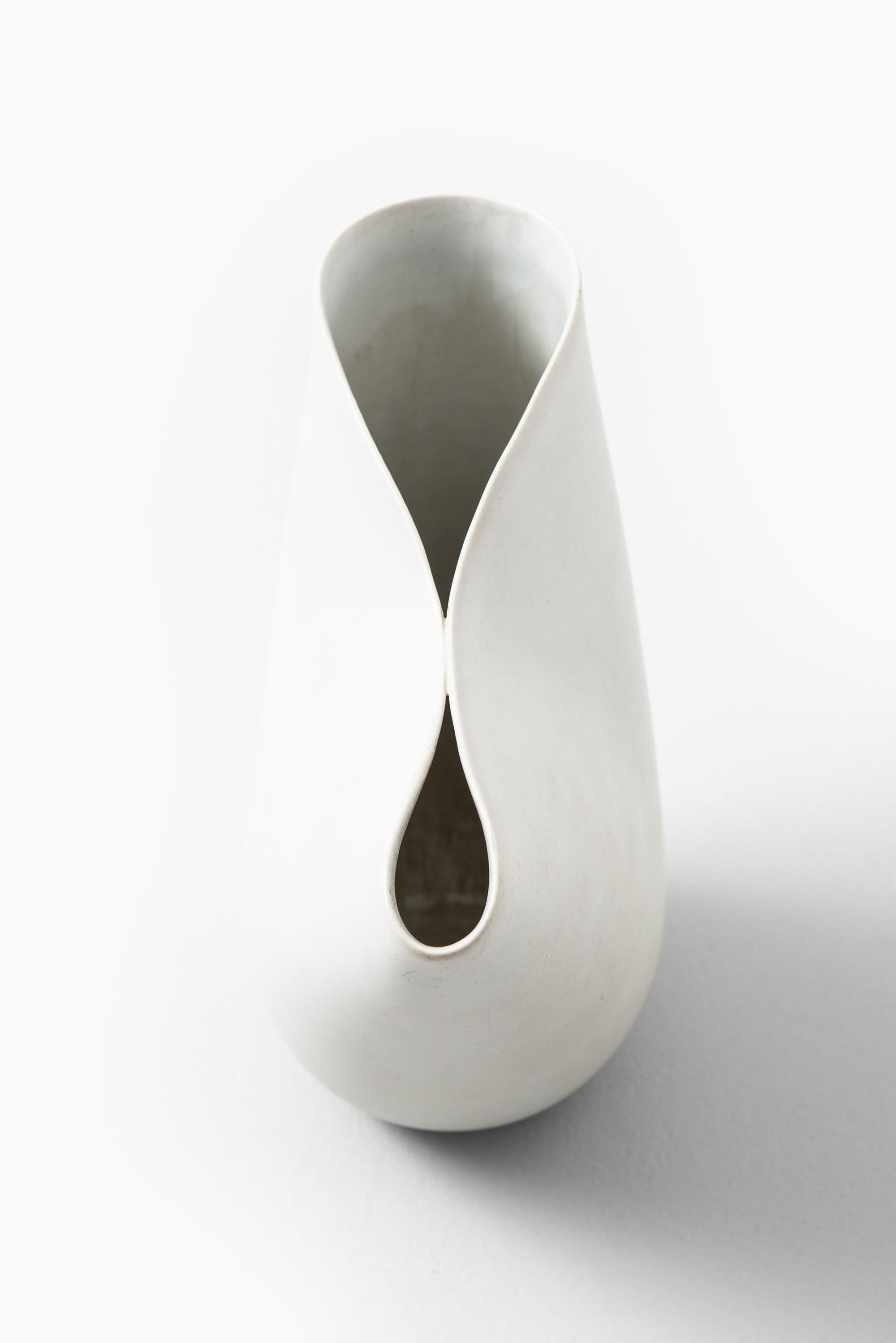 Suédois Vase en céramique Stig Lindberg Modèle Veckla de Gustavsberg en Suède en vente