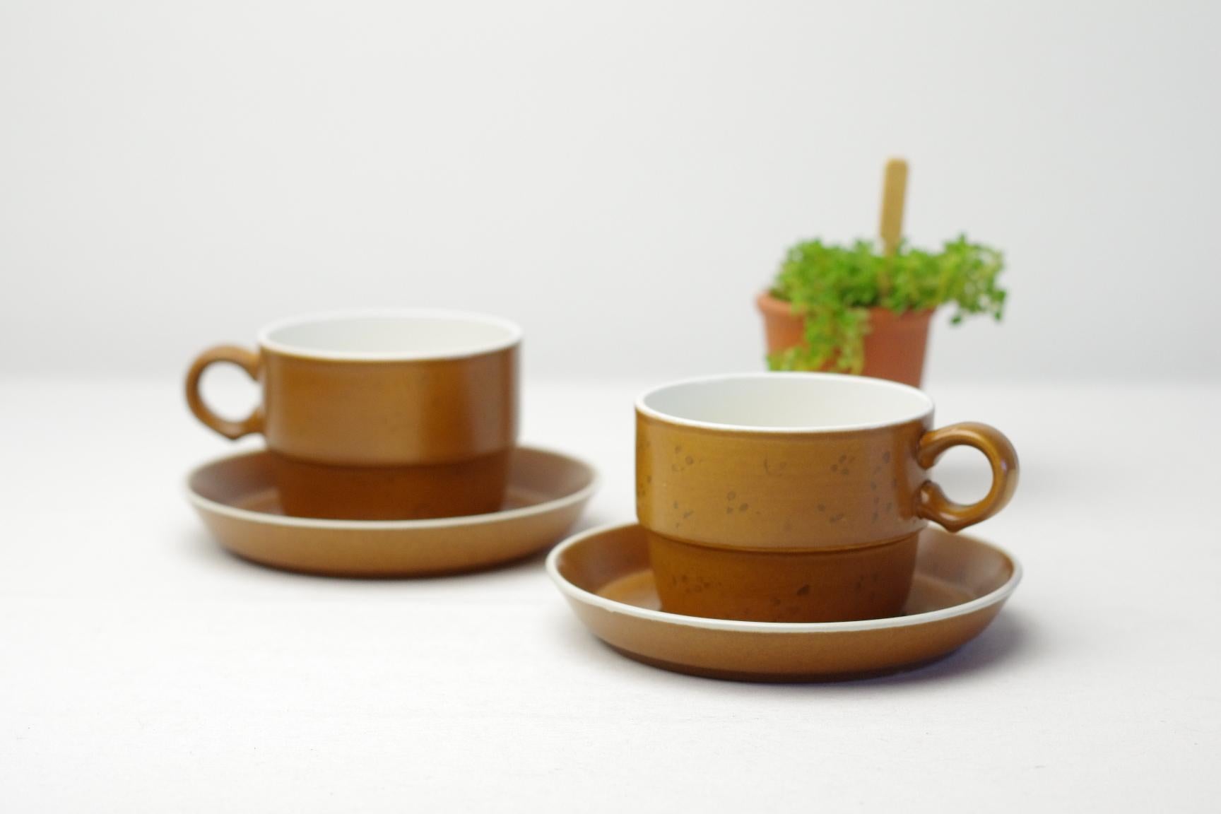 Product Description:
The coq-series by Stig Lindberg is very appealing to the eye. The light-brown color will make it look good on almost any table. Interesting is that the black details on the cups and saucers are handpainted giving each item