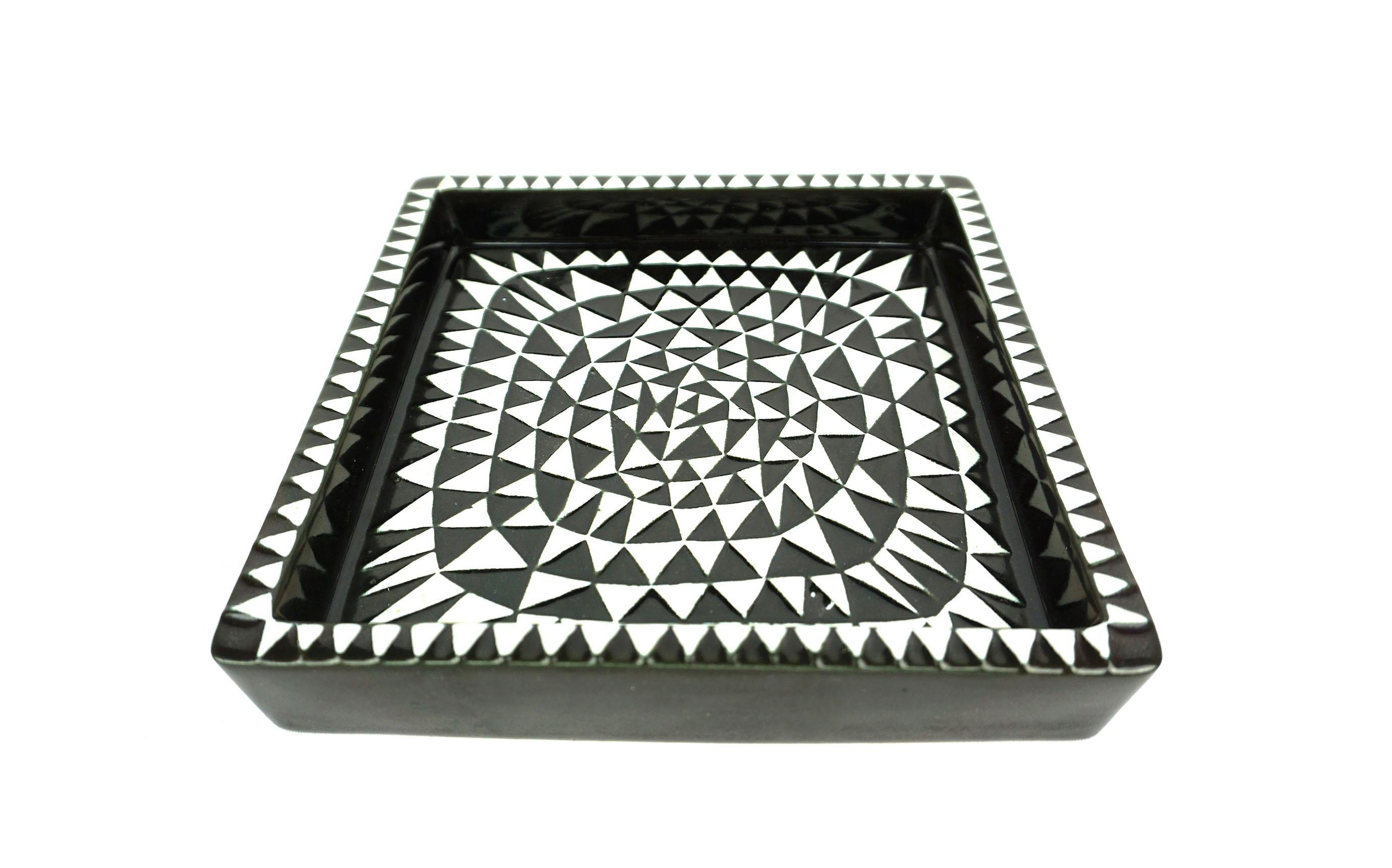 Ceramic tray model Domino designed by Stig Lindberg, produced by Gustavsberg in Sweden.
-Midcentury, Scandinavian
-Dimensions: H 3.5 x W 20 x D 20 cm.
 