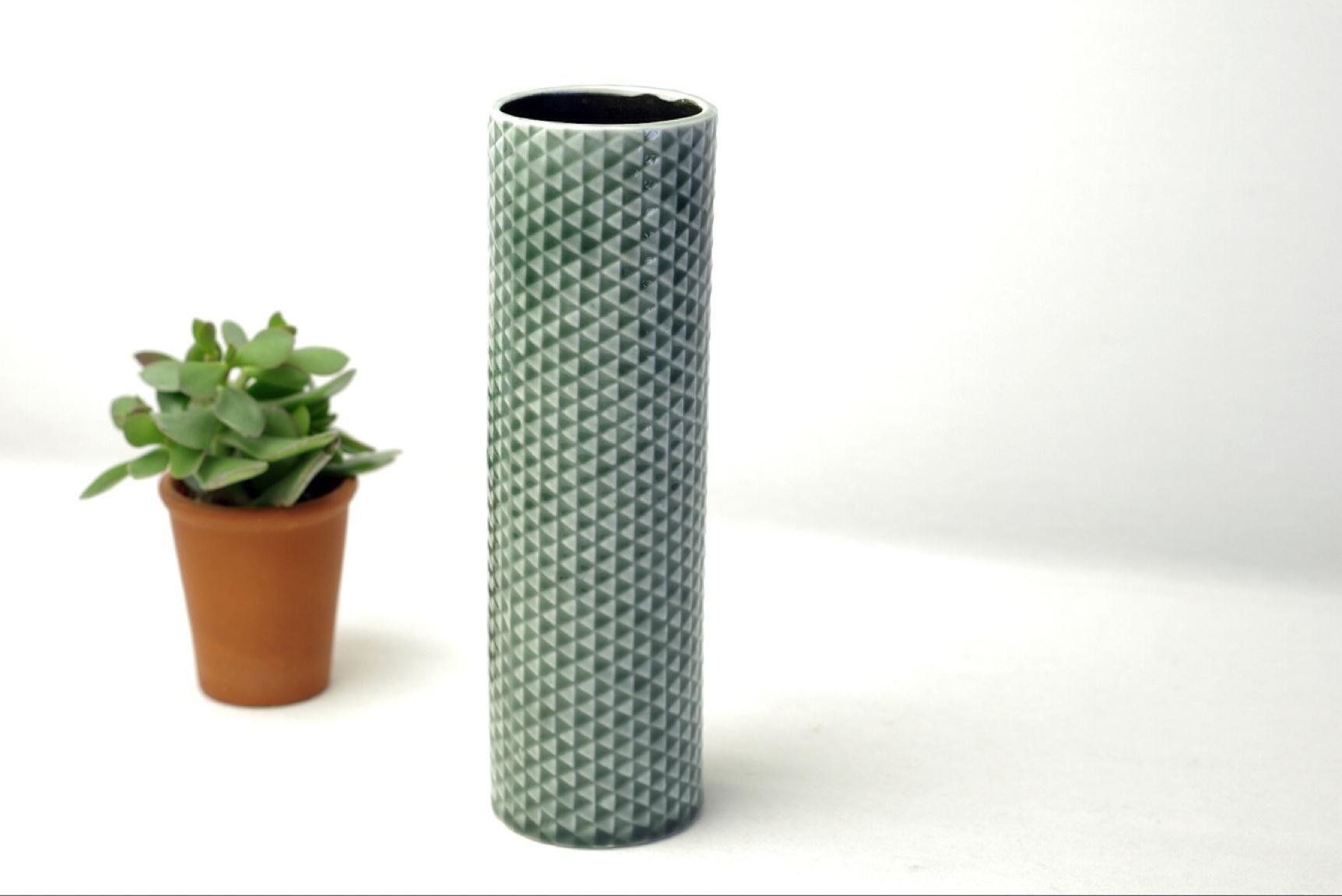 Description du produit :
Stig Gaines, le créateur de ce vase, a acquis une renommée internationale lors de l'exposition de design qui s'est tenue en 1955 à Heldly, où il a présenté la série de faïences ménagères Domino. Les objets de la série des