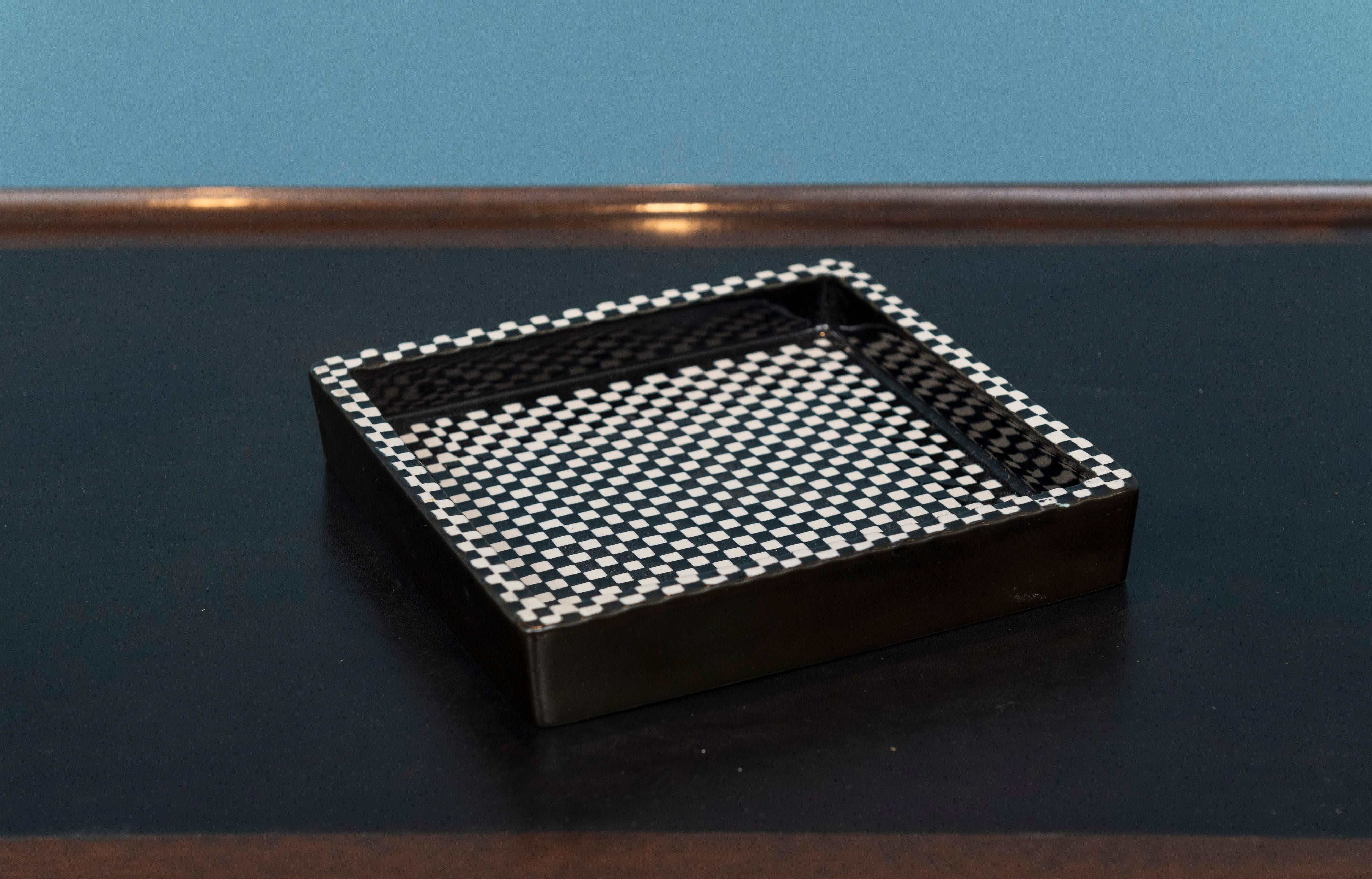 Stig Lindberg entwirft das Domino-Tablett für Gustavberg, Schweden. Lustiges, skurriles Tablett zum Servieren oder einfach als optisch interessantes Tischobjekt. Gestempelt