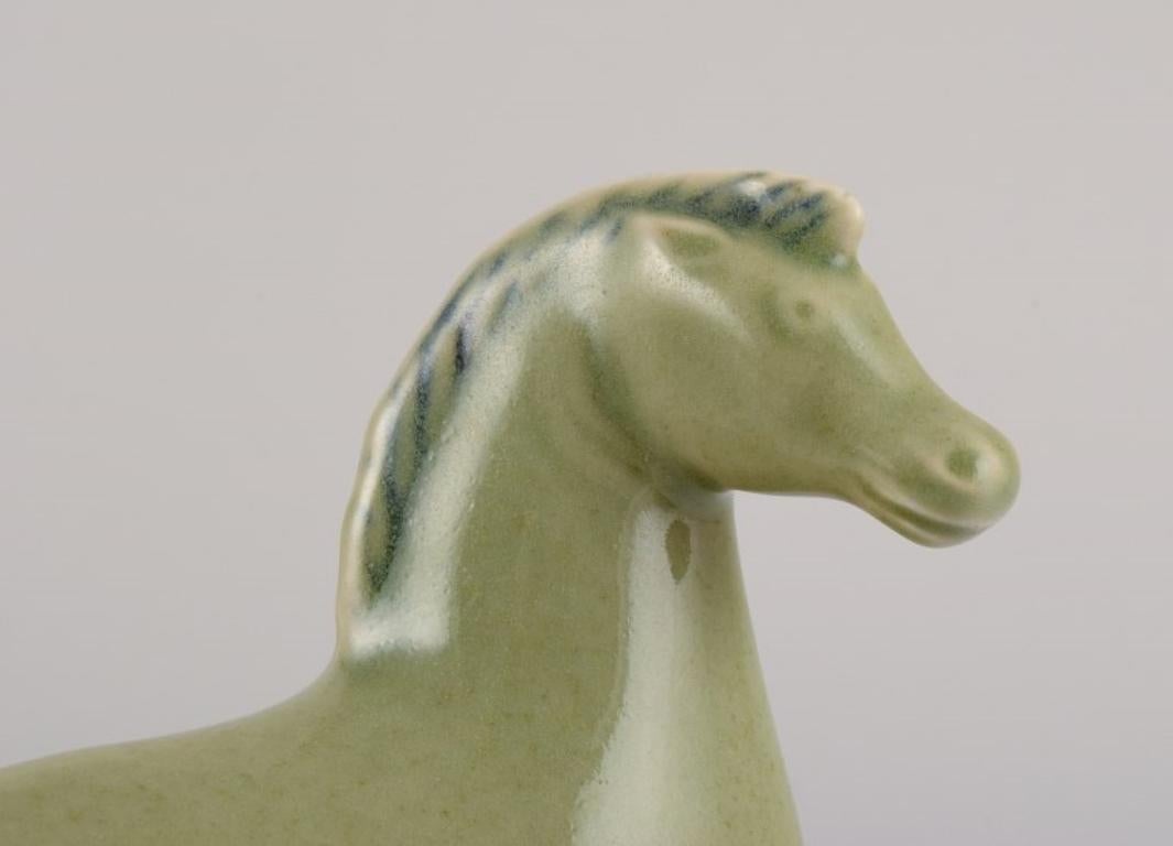 Vernissé Stig Lindberg pour Gustavsberg. Figurine de cheval en céramique à glaçure vert clair. en vente
