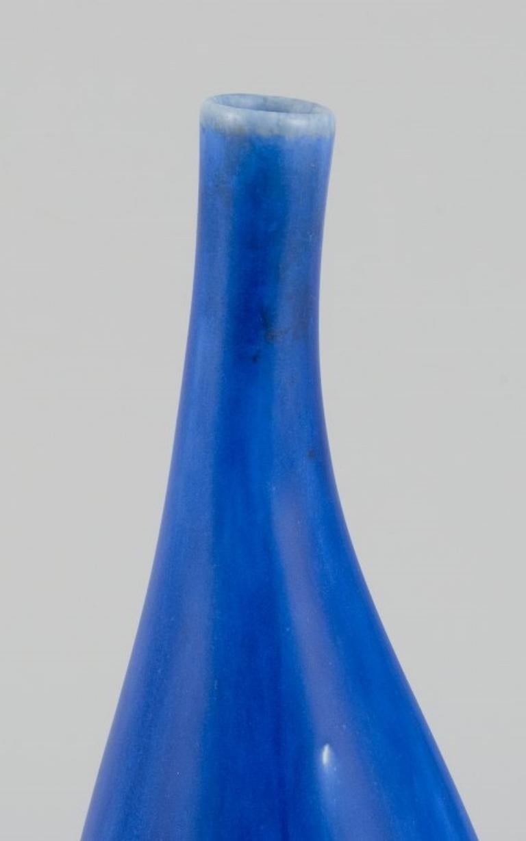 Vernissé Stig Lindberg pour Gustavsberg. Vase en céramique au col élancé. Ca 1960 en vente