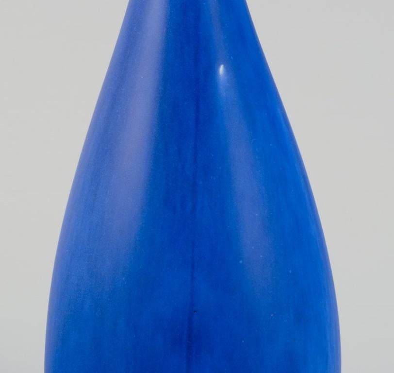 Stig Lindberg pour Gustavsberg. Vase en céramique au col élancé. Ca 1960 Excellent état - En vente à Copenhagen, DK