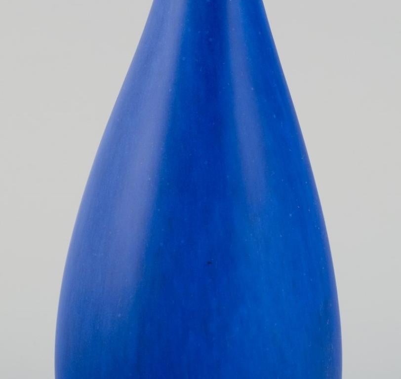Milieu du XXe siècle Stig Lindberg pour Gustavsberg. Vase en céramique au col élancé. Ca 1960 en vente