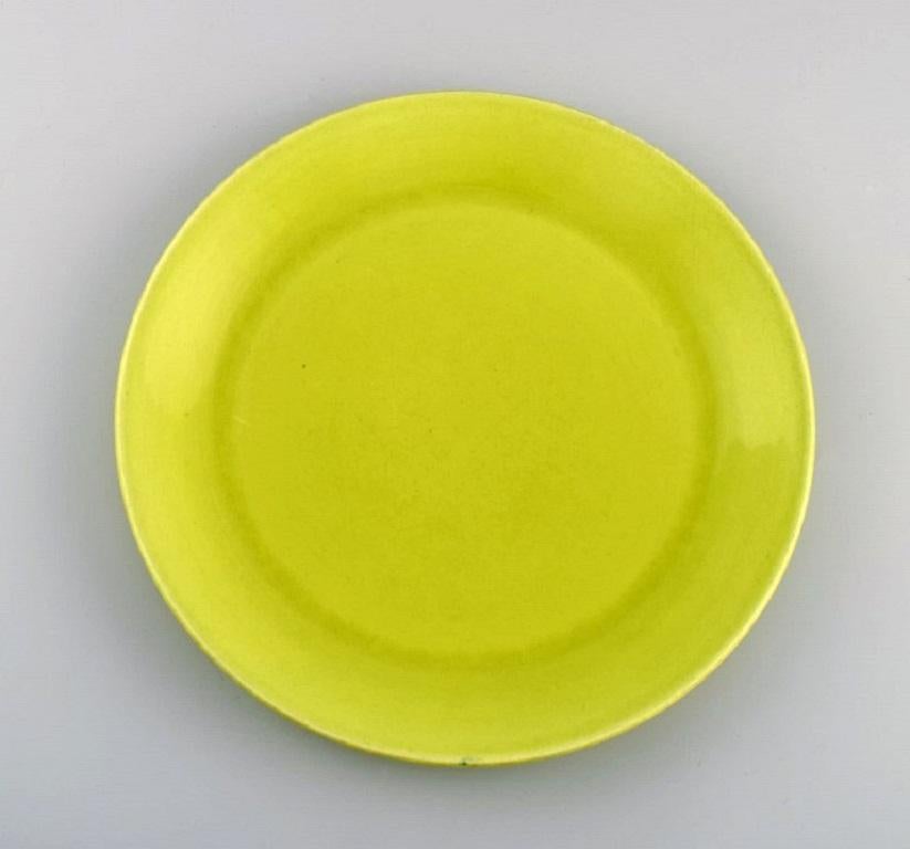 Stig Lindberg pour Gustavsberg. Cinq assiettes plates Spisa-Legum en porcelaine émaillée. 1960s.
Mesure : Diamètre : 25 cm.
En parfait état.
Estampillé.