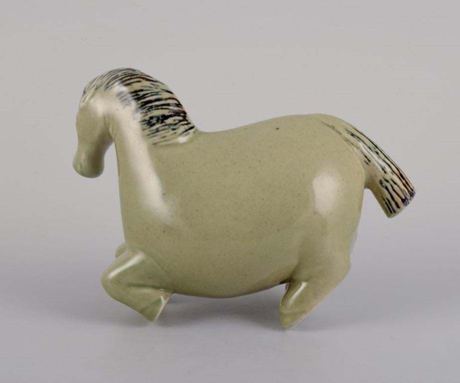 Stig Lindberg (1916-1982) pour Gustavsberg. 
Figurine de cheval en grès émaillé dans une teinte vert clair.
En parfait état.
Signé : Gustavsberg Suède.
Dimensions : B 14,0 cm. x 11,0 cm.