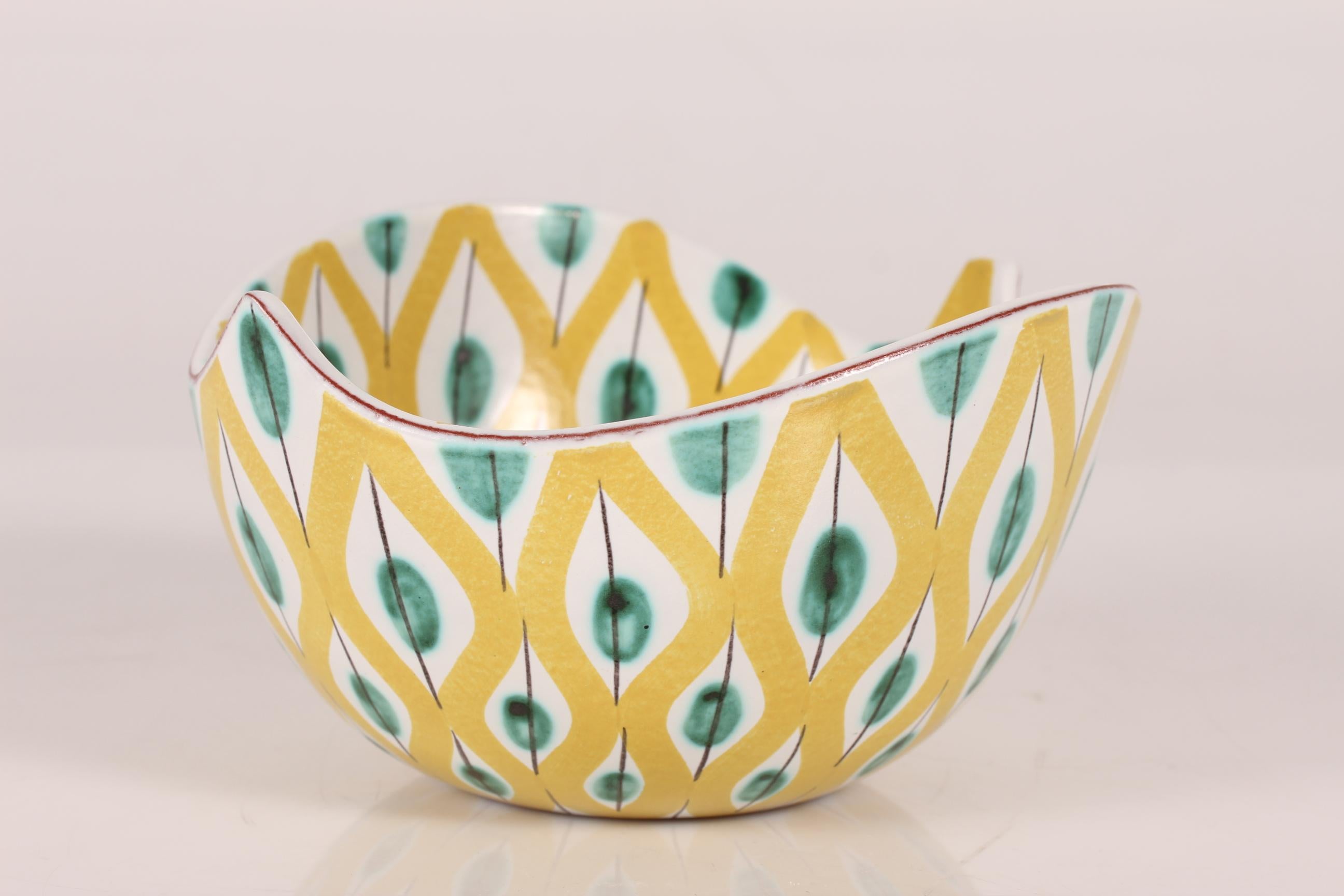 Original vintage Stig Lindberg organically shaped bowl model 82 16 made for Gustavsberg, circa 1950s.
It's made of ceramic and features a colorful abstract hand painted decoration.
Sign. Studiohand for Stig Lindberg + G for Gustavsberg.