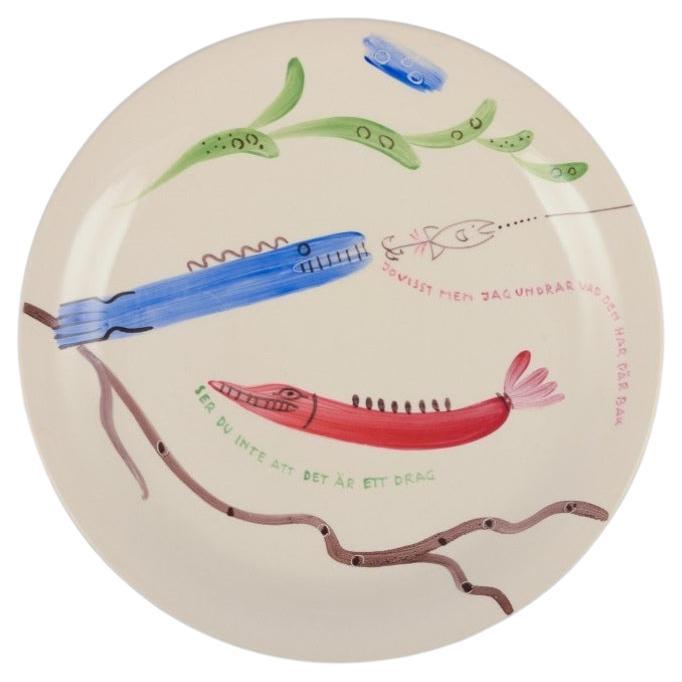 Stig Lindberg pour Gustavsberg. Assiette "Löja" avec un motif de poisson, années 1950.