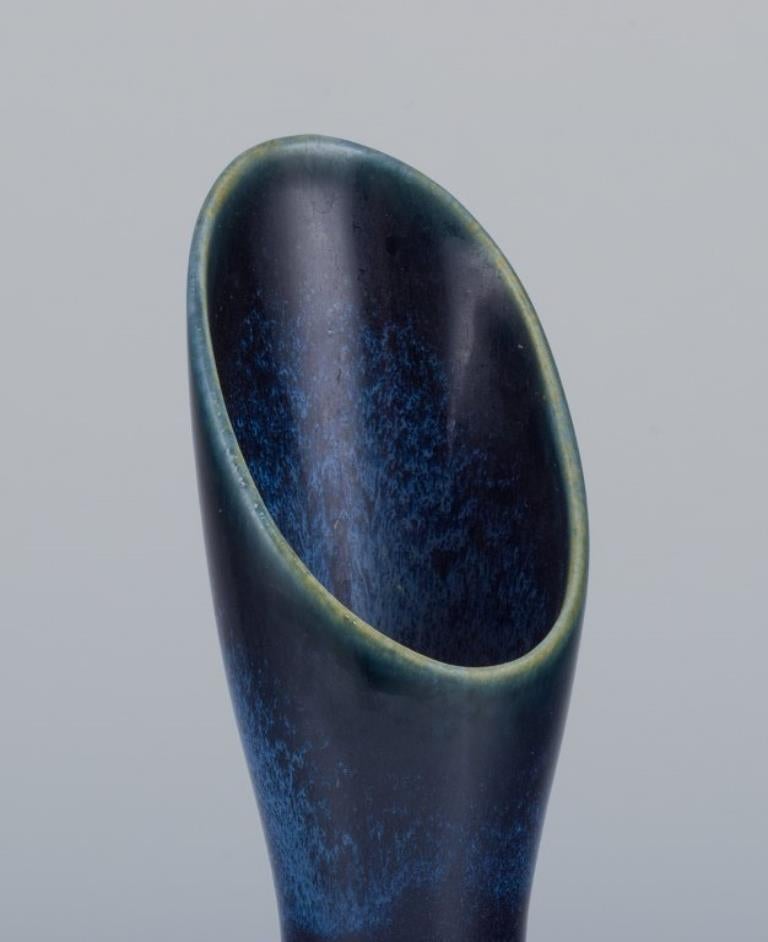 Scandinave moderne Stig Lindberg pour Gustavsberg. Vase moderniste émaillé dans des tons bleus. en vente