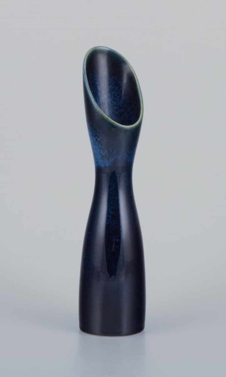 Suédois Stig Lindberg pour Gustavsberg. Vase moderniste émaillé dans des tons bleus. en vente