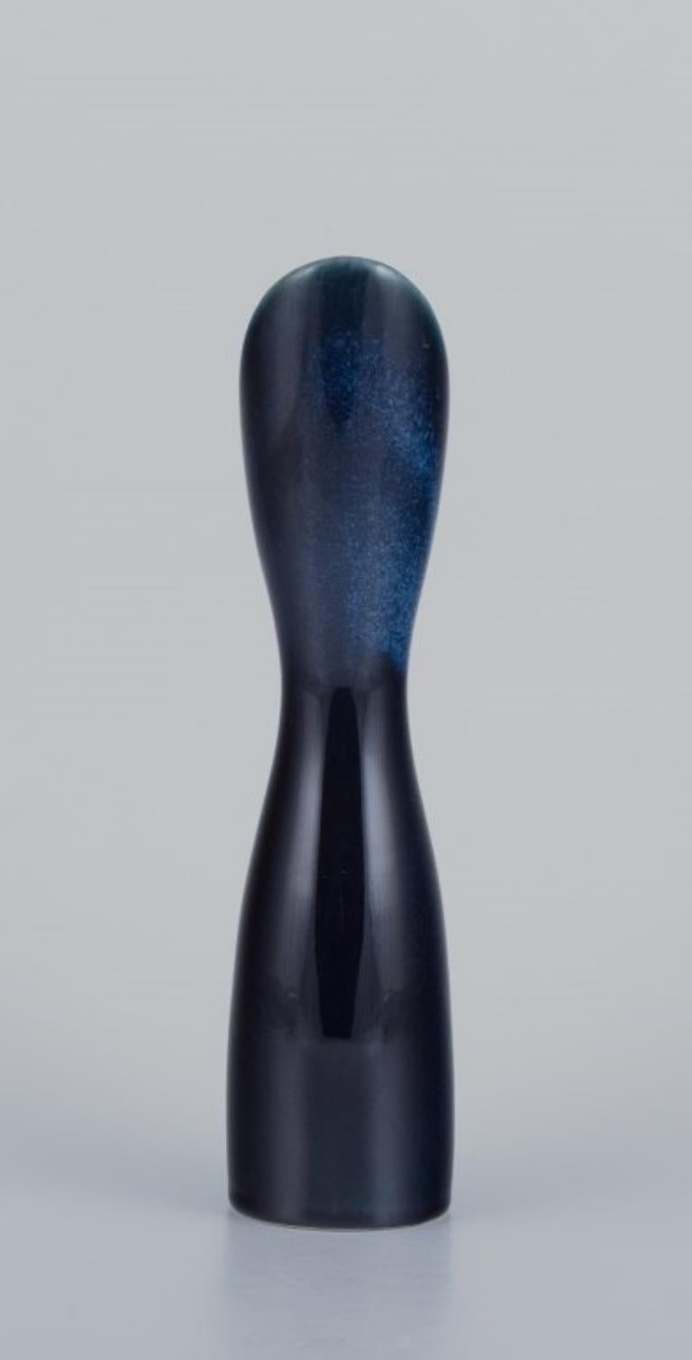 Vernissé Stig Lindberg pour Gustavsberg. Vase moderniste émaillé dans des tons bleus. en vente