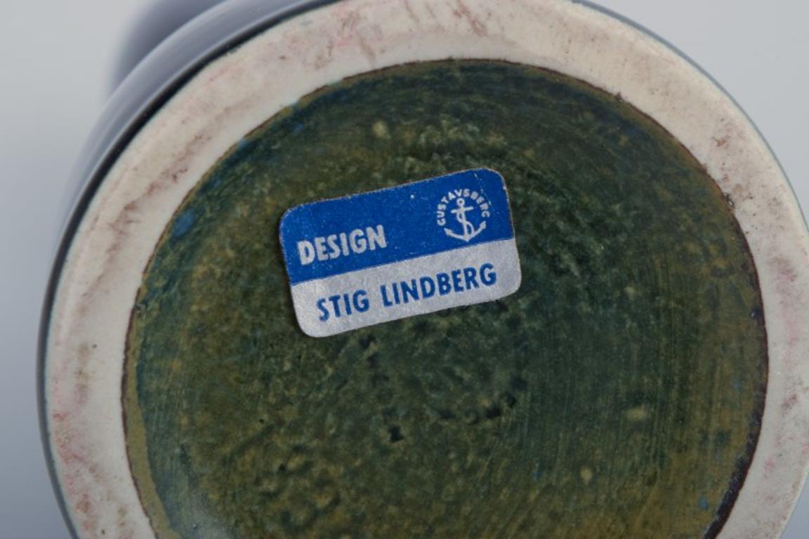 Stig Lindberg pour Gustavsberg. Vase moderniste émaillé dans des tons bleus. Excellent état - En vente à Copenhagen, DK