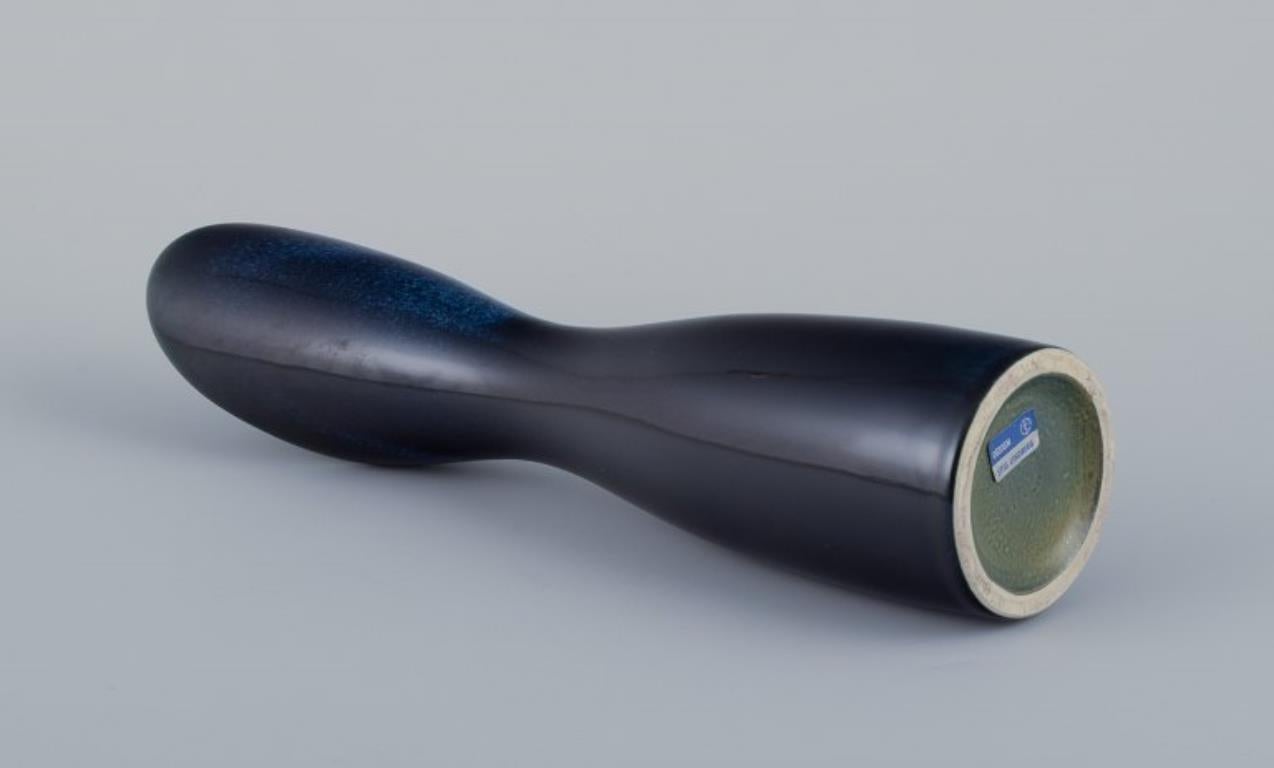 Milieu du XXe siècle Stig Lindberg pour Gustavsberg. Vase moderniste émaillé dans des tons bleus. en vente