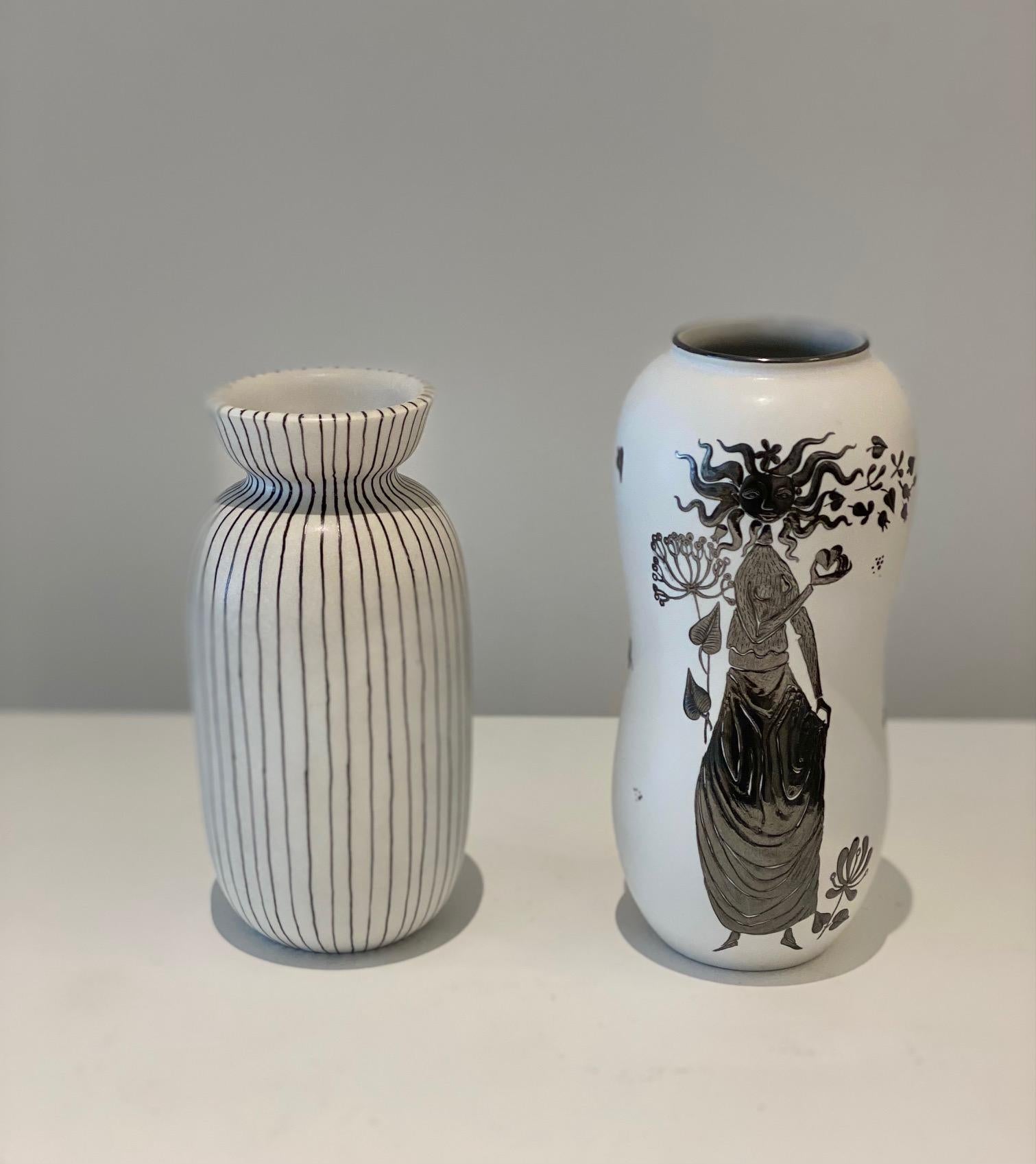 Stig Lindberg (1916-1982).
Zwei Vasen weiß und schwarz emaillierte Keramik .
Eine Vase 