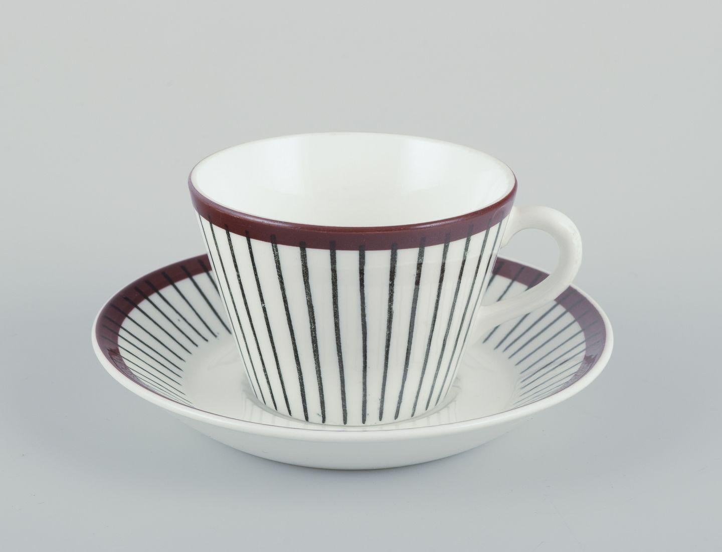 Les produits d'occasion sont exonérés de droits d'importation pour les clients américains. 
Par conséquent, aucun droit d'importation ne s'appliquera à votre achat.

Stig Lindberg pour Gustavsberg.
Un ensemble de quatre tasses à café et soucoupes
