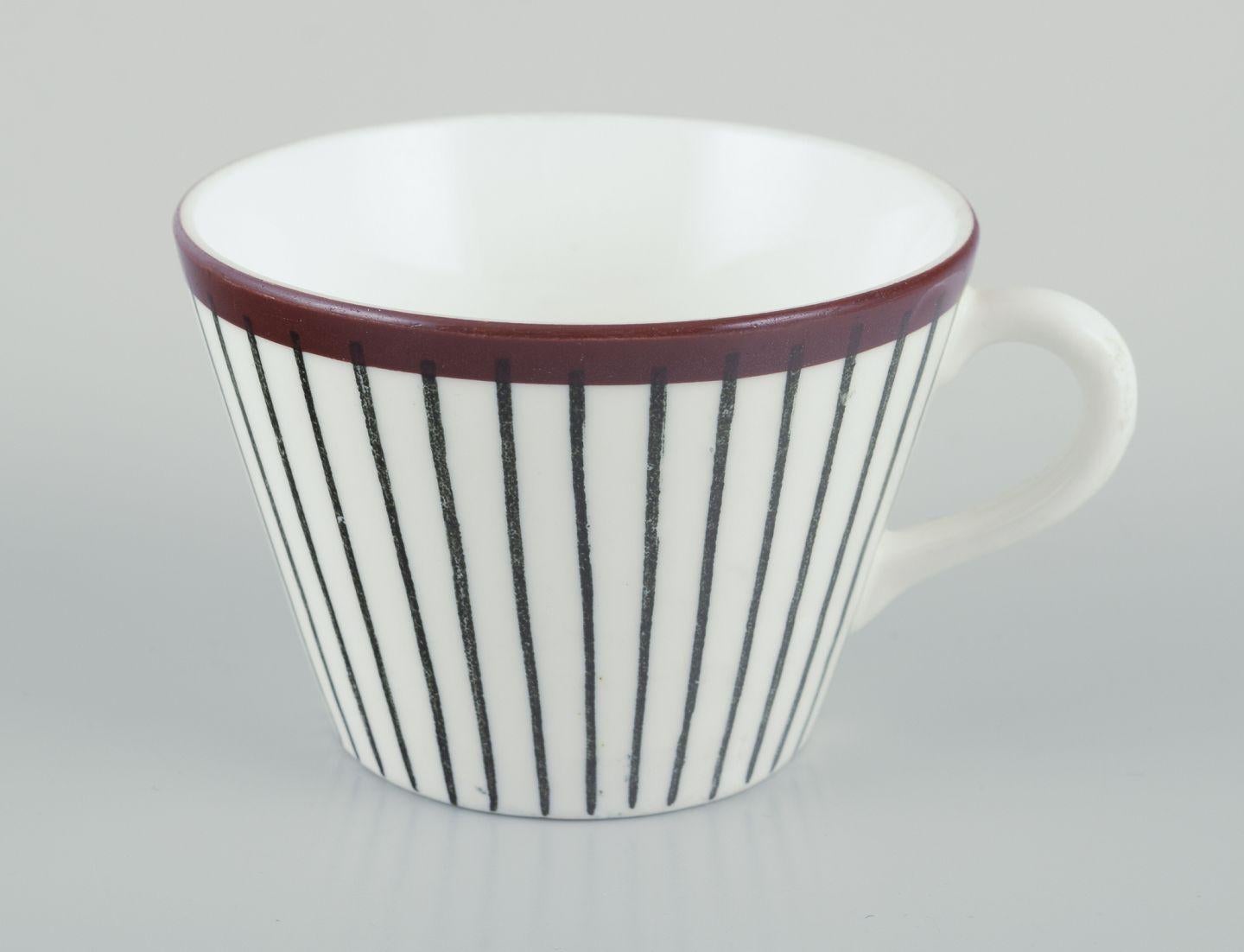 Suédois Stig Lindberg pour Gustavsberg. Ensemble de quatre tasses à café 'Spisa Ribb' avec soucoupes en vente