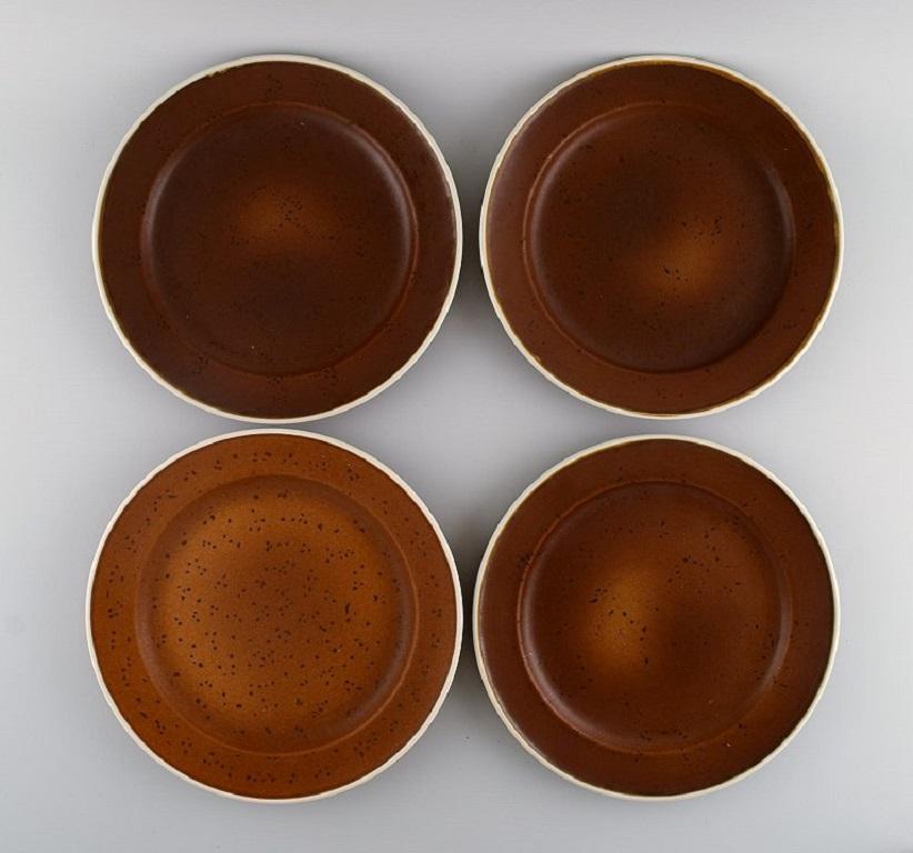 Stig Lindberg for Gustavsberg. Six Coq dinner plates in glazed stoneware. 
Beautiful glaze in brown shades. Swedish design, 1960s.
Diameter: 25 cm.
In excellent condition.
Stamped.