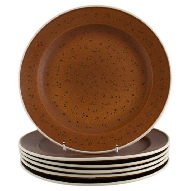 Stig Lindberg for Gustavsberg. Six Coq dinner plates in glazed stoneware. For Sale