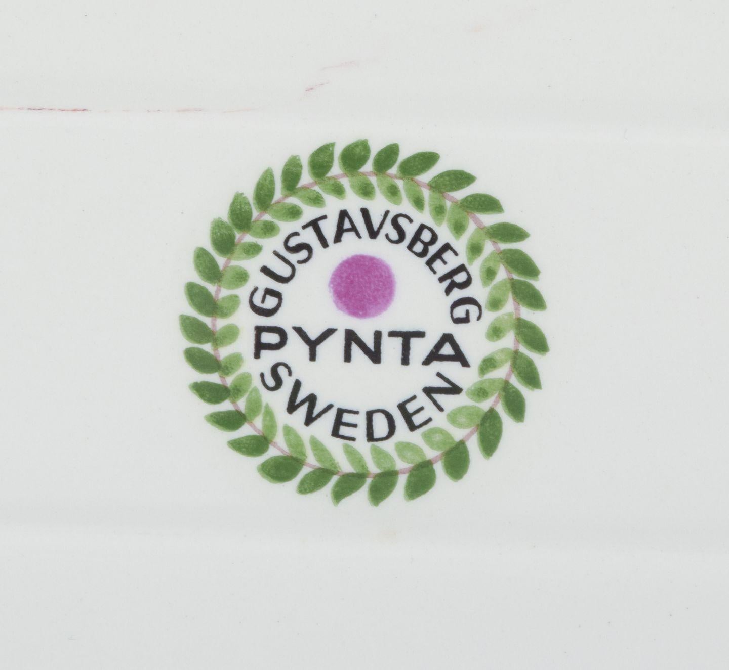 Swedish Stig Lindberg for Gustavsberg. Square ‘Pynta’ tray in faience. 1962-1965. For Sale