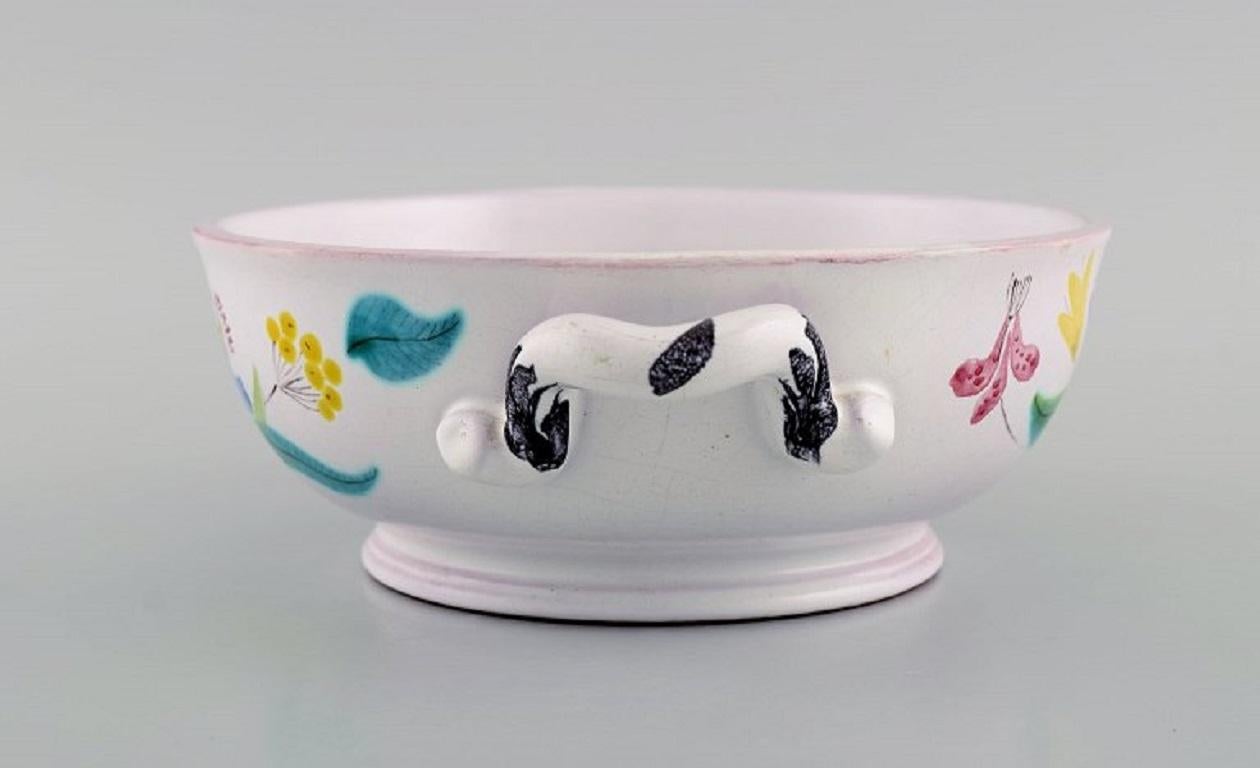 Stig Lindberg for Gustavsberg studio hand. Bowl with handles in glazed faience with hand-painted flowers. 
1940s.
Measures: 23.5 x 7.5 cm.
In excellent condition.
Signed.