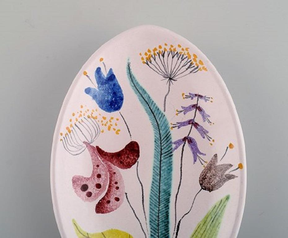 Stig Lindberg for Gustavsberg Studio Hand. Oblong bowl in glazed faience with hand-painted flowers. 
Approx. 1950.
Measures: 21 x 12 x 5 cm.
In excellent condition.
Signed.