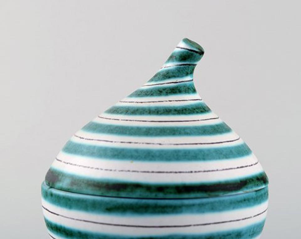 Stig Lindberg for Gustavsberg Studio Hand. onion shaped lidded jar in glazed ceramic / stoneware. Spiral, turquoise stripes, circa 1948.
Decorated by Hellinä Pitkänen.
In very good condition.
Signed.
Measures: 12 x 10.5 cm.