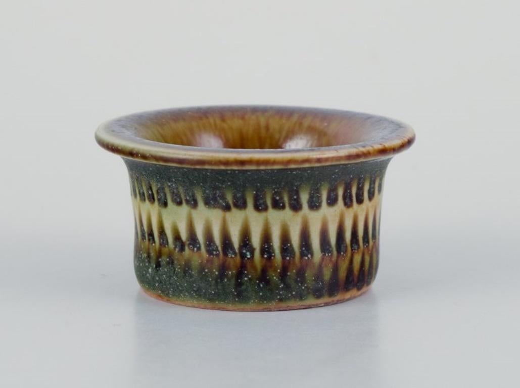 Stig Lindberg (1916-1982), Gustavsberg Studio.
Miniature bowl with glaze in brown and green tones.
From the 1960s.
Signed.
Perfect condition.
Size: H 16 mm x D 33 mm.