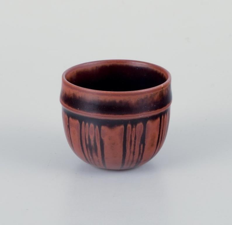 Stig Lindberg (1916-1982), Gustavsberg Studio.
Miniature bowl with brown glaze.
From the 1960s.
Signed.
In perfect condition.
Dimensions: H 30 mm x D 33 mm.