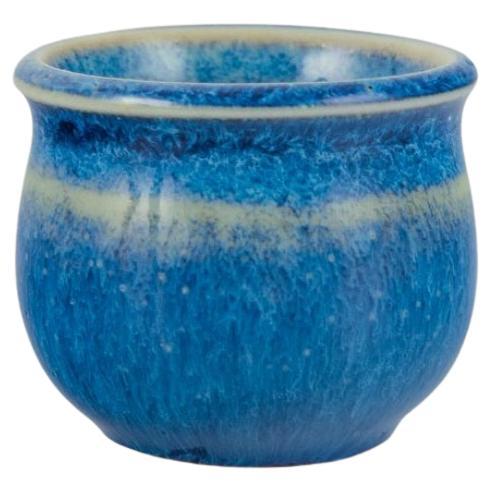 Stig Lindberg pour Gustavsberg Studio. Vase miniature en émail bleu. 1960s.