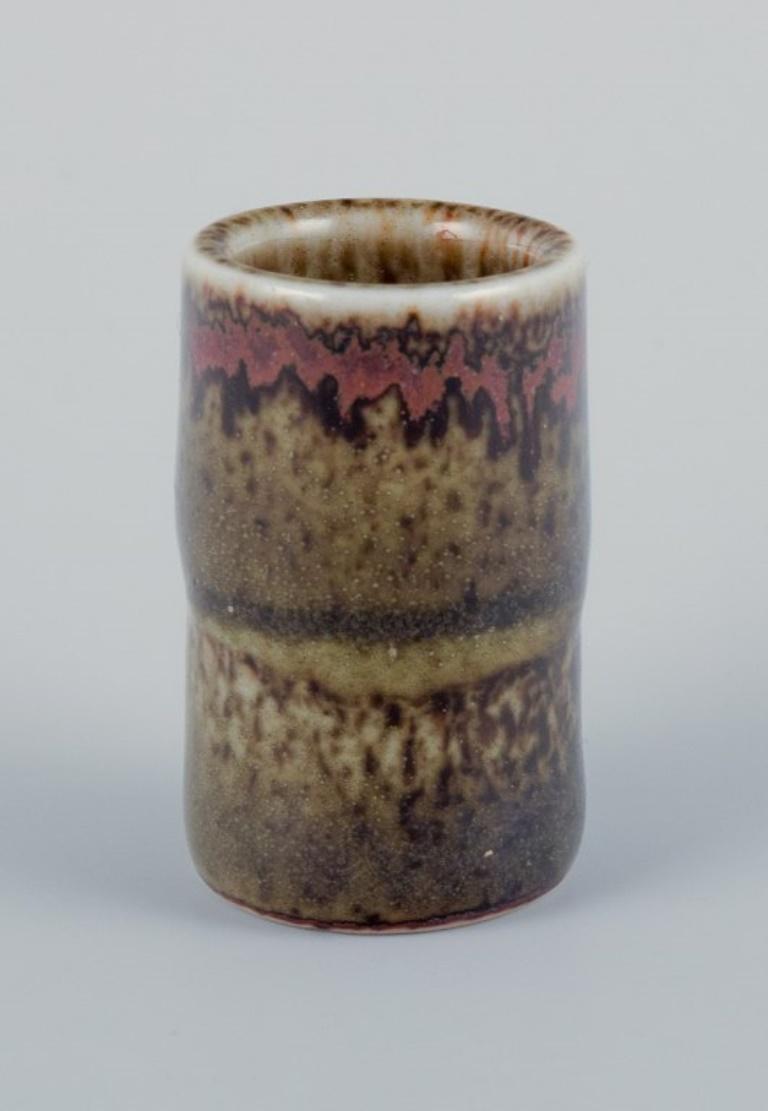 Stig Lindberg (1916-1982), Gustavsberg Studio.
Miniature vase with green-brown glaze.
1960s.
Signed.
In perfect condition.
Dimensions: H 30 mm x D 18 mm.
