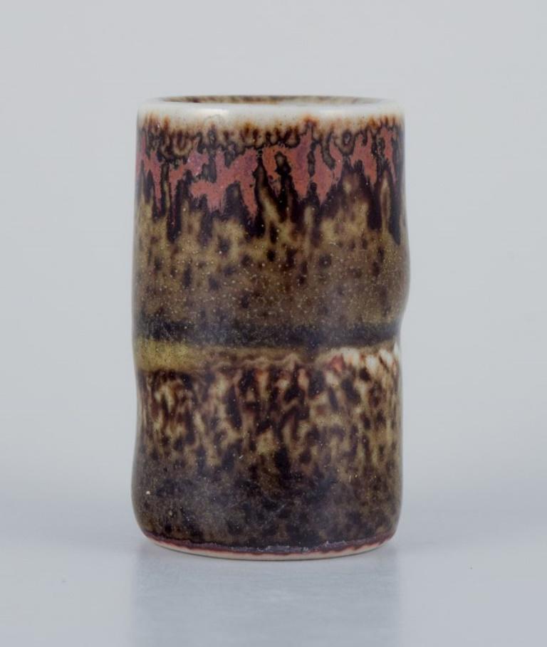 Scandinave moderne Stig Lindberg pour Gustavsberg Studio. Vase miniature à glaçure vert-brun.  en vente